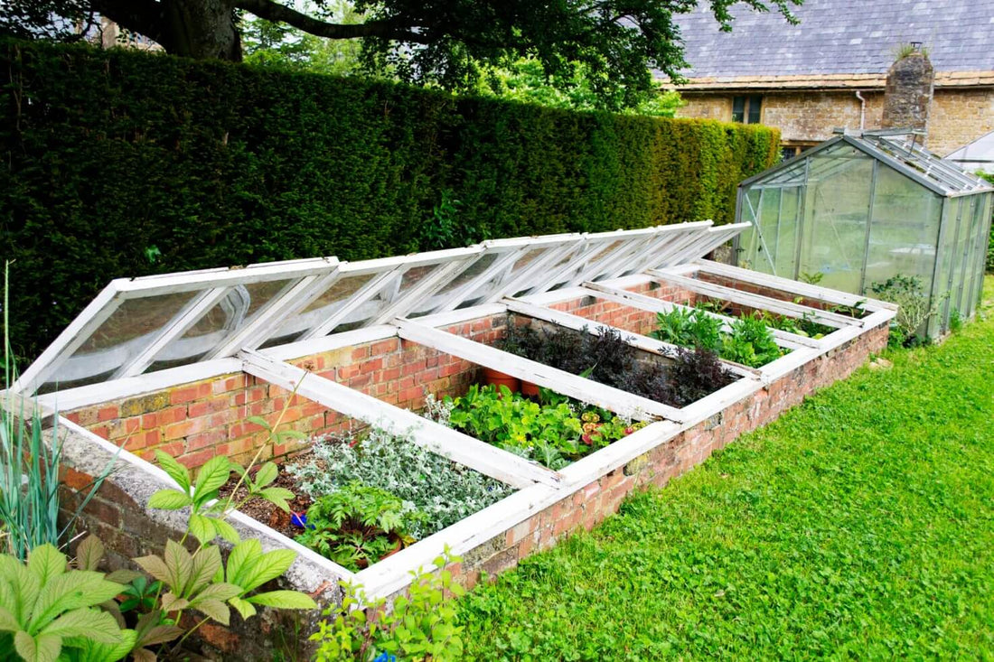 Construye una cama caliente para tus plantas del jardín: adelanta la temporada de siembra protegiéndolas del frio