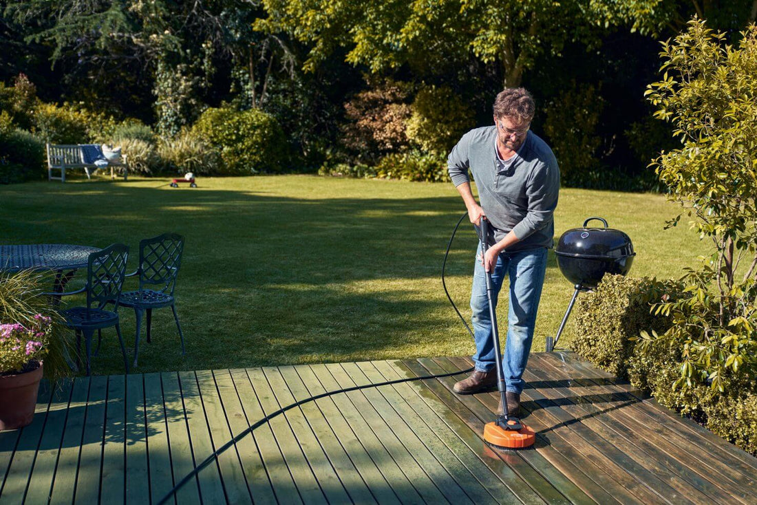 Limpieza primaveral de tus zonas de exterior: cómo limpiar una terraza de madera
